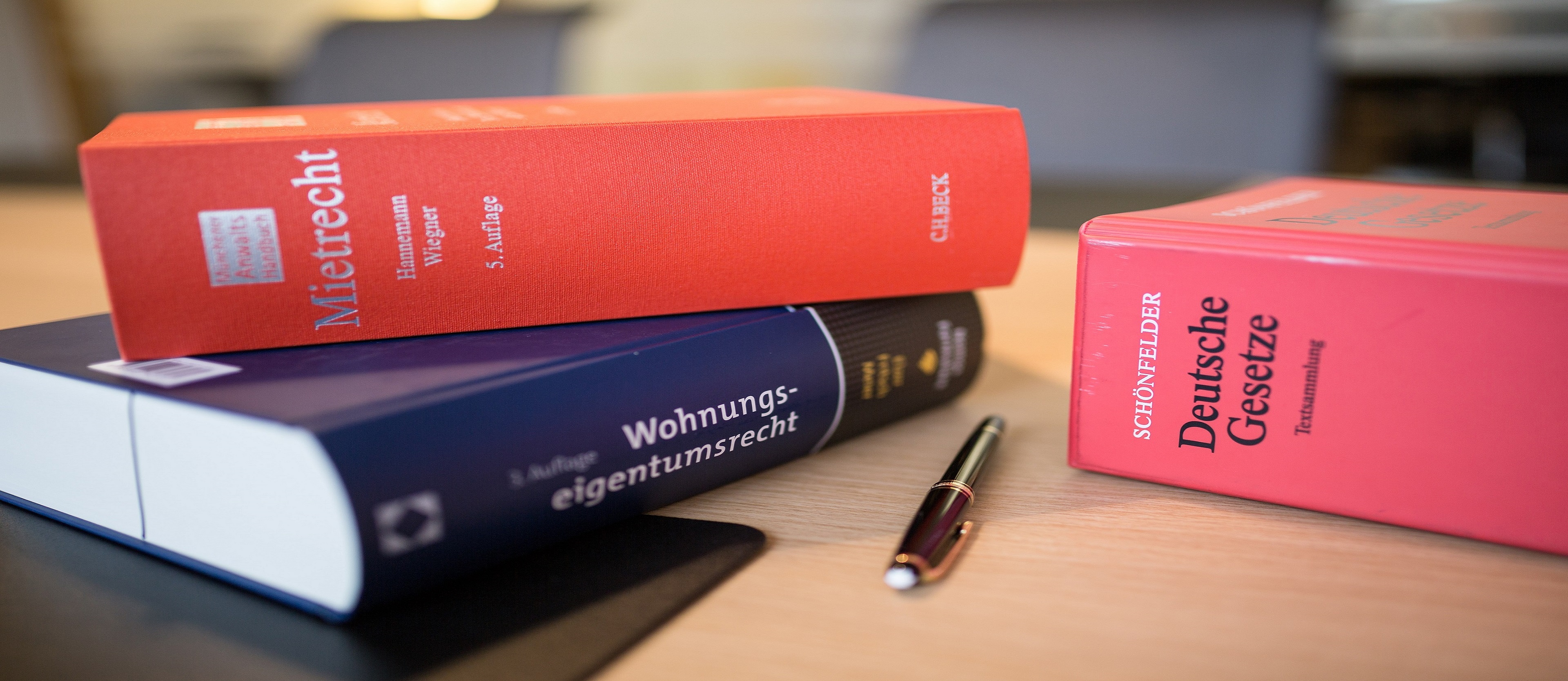 Juristische Fachliteratur auf dem Schreibtisch der Kanzlei Angenendt